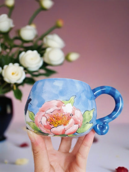 แก้วเซรามิคลายแมวสีฟ้าและดอกไม้ยามเช้า