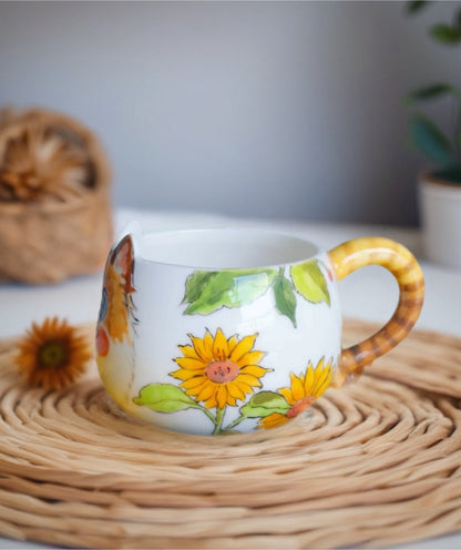 แก้วเซรามิคลายแมวและดอกไม้สีส้ม