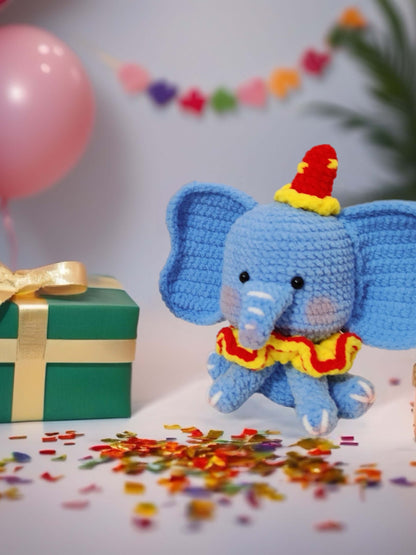 ตุ๊กตาช้างสีฟ้าถักมือ