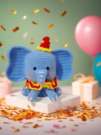 ตุ๊กตาช้างสีฟ้าถักมือ