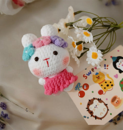 ตุ๊กตากระต่ายโครเชต์พร้อมกิ๊บติดผมลายดอกไม้