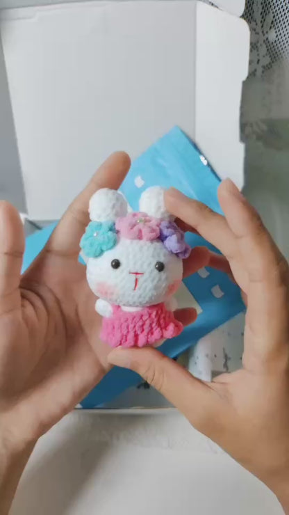 ตุ๊กตากระต่ายโครเชต์พร้อมกิ๊บติดผมลายดอกไม้