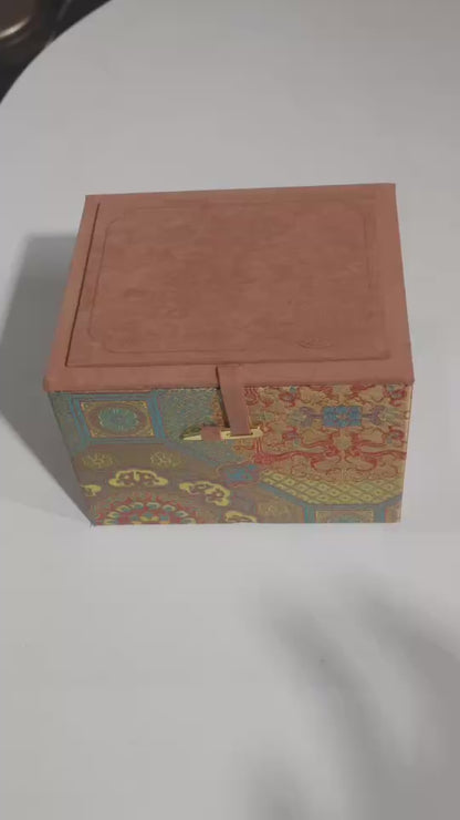 แก้วเซรามิคลายแมวและดอกไม้สีส้ม