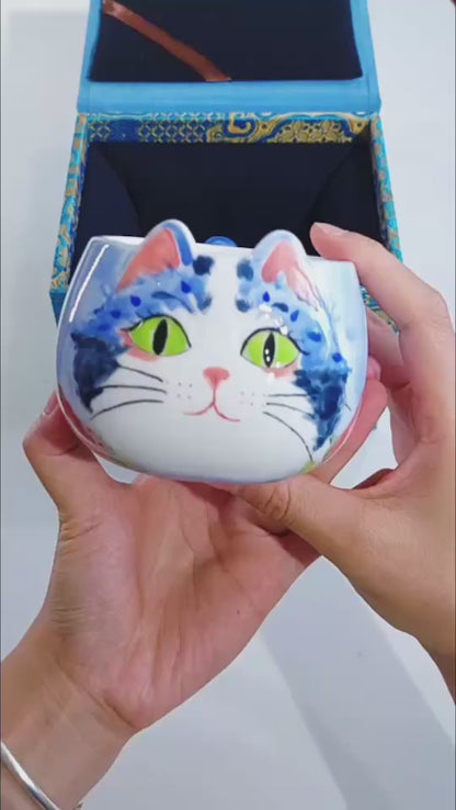 แก้วเซรามิคลายแมวสีฟ้าและดอกไม้ยามเช้า