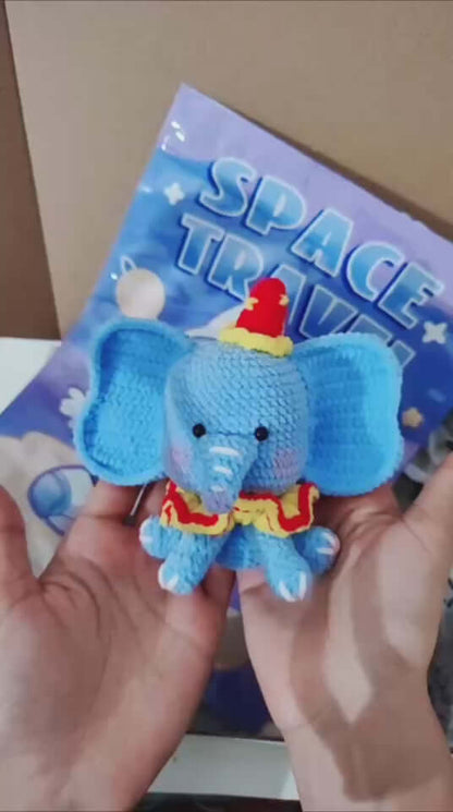 ตุ๊กตาช้างสีฟ้าถักมือ